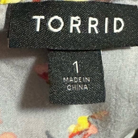 Torrid Women's Size 1 Blouse Gray Pink Yellow Floral Tab Sleeve Button Front - Picture 9 of 11